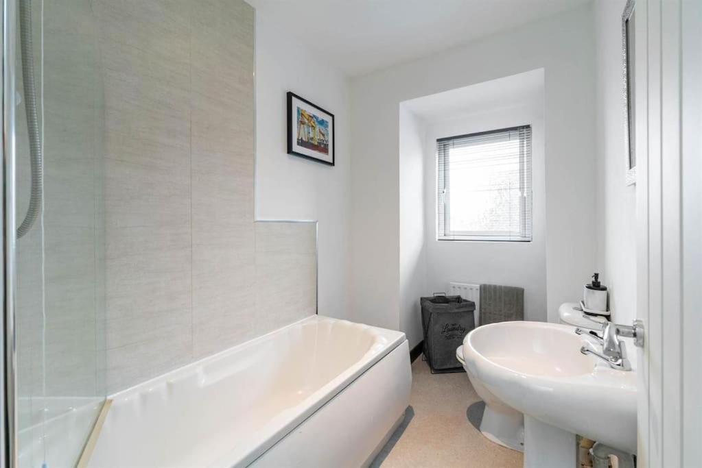 Newly Refurbished 3 Bed House Apartment *