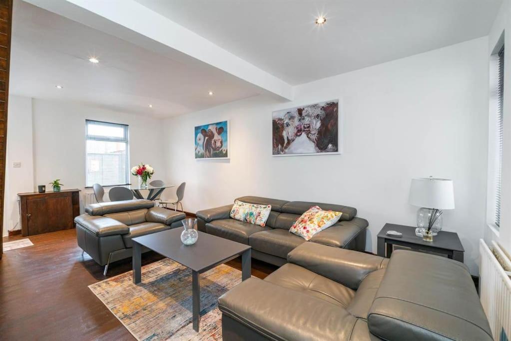 Apartment Newly Refurbished 3 Bed House *