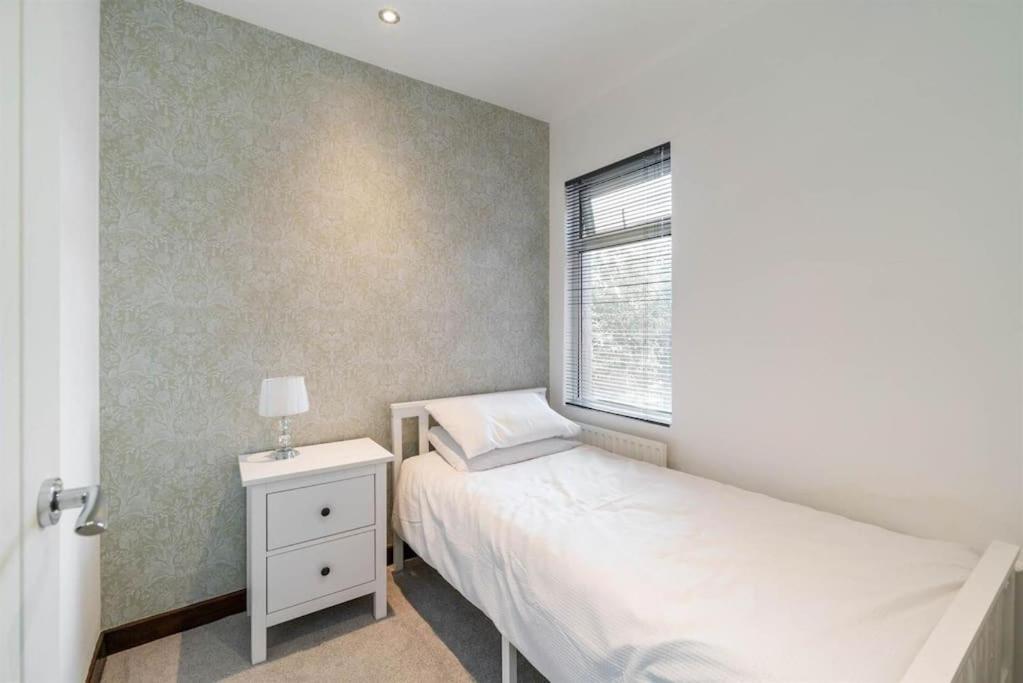 Newly Refurbished 3 Bed House Apartment